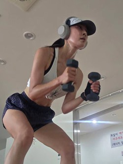 Cơ bụng khó tin của nữ diễn viên 50 tuổi