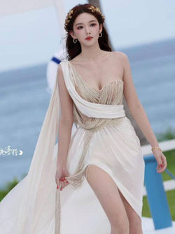 Mỹ nhân đi ngược với chuẩn gầy trơ xương của Cbiz, body bốc lửa không góc nào dìm nổi