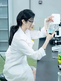 Phú bà livestream bán mặt nạ kiếm trăm tỷ, quá khứ bị phốt "làm màu" trong phòng thí nghiệm