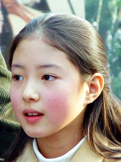 Cô gái đẹp đến độ bố mẹ phải cho vào showbiz vì sợ bị bắt cóc, giờ thành mỹ nhân cổ trang màn ảnh Hàn