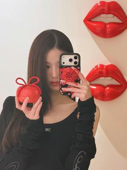 Giải mã "chiếc lược Cherry" gây sốt khắp Châu Á của Jang Won Young: Đồ lưu niệm của idol hay "vũ khí" kinh doanh thiên tài của Medicube?