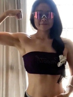 Bà cô 50 tuổi tập tạ 2 tiếng trước khi đi làm, sở hữu bí kíp ăn uống "chống lão hóa" mà gái trẻ phải biết sớm