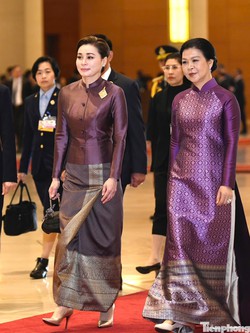 Trang phục cùng mang sắc tím của bà Ngô Phương Ly và Hoàng hậu Thái Lan gây chú ý