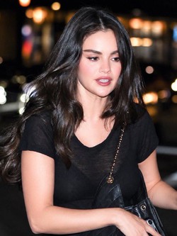 Selena Gomez dạo phố với diện mạo khó tin