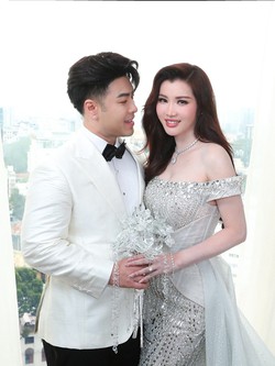 Lộ ảnh vợ CEO 37 tuổi của Akira Phan thử váy cưới trước giờ G, khăn voan có chi tiết đặc biệt