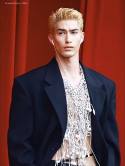Mỹ nam cứ xuất hiện là giật spotlight, mặc chất cỡ này ai làm lại?