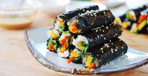 Cuộn kimbap thật đơn giản với mẹo nhỏ cực hay của thực thần Yoon Doo Joon