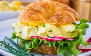 Sandwich salad trứng cầu vồng: Vừa đẹp vừa đủ chất cho bữa ăn cân bằng