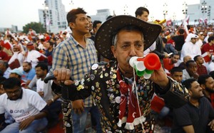 Chuyện kỳ lạ ở Asian Cup 2019: Đến UAE cổ vũ bóng đá, một fan bị bắt vì mặc áo Qatar