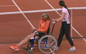 Drama khá căng ở Roland Garros: Nữ tay vợt ôm mặt khóc nức nở, phải rời sân bằng xe lăn sau khi bị bại tướng buông lời khiếm nhã