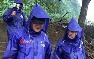 Hình ảnh đẹp: Công Vinh - Thủy Tiên mặc áo mưa, hạnh phúc nắm chặt tay nhau cùng đi cứu trợ miền Trung