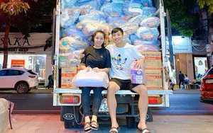 Vừa xong nhiệm vụ tại V.League, Bùi Tiến Dũng "bắt tay" cùng vợ chuẩn bị hàng trăm suất quà gửi về quê nhà cứu trợ người dân vùng lũ