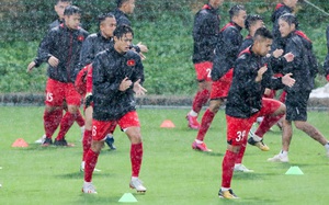 HLV U22 Việt Nam túm áo, đá chân cầu thủ tập sai trong ngày mưa tầm tã