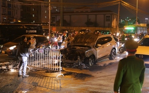 Hà Nội: Xe ô tô bất ngờ bốc cháy ngùn ngụt trên đường Phạm Hùng