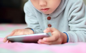 Thiết bị điện tử ảnh hưởng như thế n&agrave;o đến khả năng kiểm so&aacute;t cảm x&uacute;c ở trẻ?