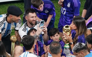 Soi điện thoại Messi chụp ảnh sống ảo cho 