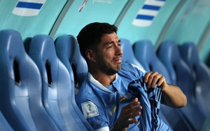 Trọng tài khiến Suarez khóc cạn nước mắt, Cavani uất ức đấm hỏng màn hình VAR