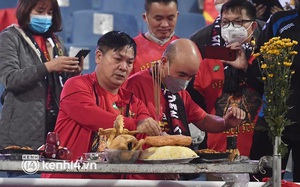 Ảnh: CĐV cúng xôi gà trên SVĐ Mỹ Đình, cổ vũ đội tuyển Việt Nam trước trận với Oman