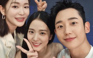 Trọng tâm bức ảnh dàn sao Snowdrop tái ngộ chính là điểm đặc biệt này ở cả Jisoo (BLACKPINK) và Jung Hae In