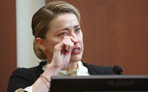 Th&agrave;nh vi&ecirc;n bồi thẩm đo&agrave;n ngủ gật, cho rằng Amber Heard rơi 