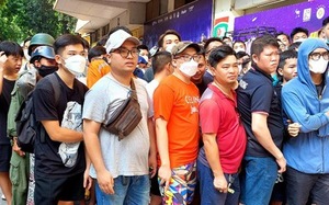 Xếp hàng mua vé trận "siêu kinh điển" Hà Nội - Hoàng Anh Gia Lai, giá vé chợ đen tăng gấp 3-5 lần