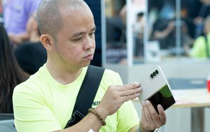 Người dùng Việt hào hứng khi nhận sớm bộ đôi màn hình gập Galaxy Z Fold4 và Galaxy Z Flip4