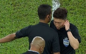 Sử dụng "VAR chạy bằng cơm", trọng tài hủy bàn thắng của Malaysia trước Thái Lan