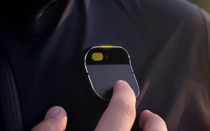 Cựu nhân viên thiết kế Apple ra mắt thiết bị AI: Một chiếc pin cài áo với tham vọng lật đổ thế giới smartphone