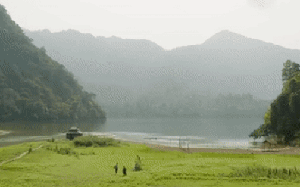 Địa điểm mở đầu phim Quang Thắng đóng, ngay gần Hà Nội, được mệnh danh là viên ngọc bích của núi rừng