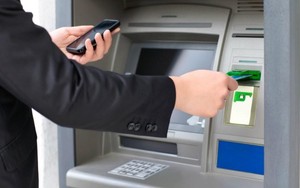 Rút tiền tại cây ATM nhưng bị 
