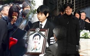 Lễ tiễn đưa Lee Sun Kyun: Con trai bê di ảnh, đạo diễn Ký Sinh Trùng khiêng quan tài, bà xã khóc nghẹn trong phút tiễn biệt