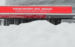 Sân vận động &apos;&apos;đóng băng&apos;&apos;, trận đấu của Bayern Munich bị hoãn