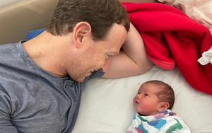 Ông chủ Facebook Mark Zuckerberg khoe ảnh con gái thứ 3 vừa chào đời, hút 2 triệu like chỉ vì một chi tiết này!