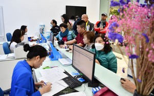 Hà Nội: Lo khóa SIM, người dân đổ xô đi chuẩn hóa thông tin thuê bao