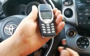 Thử cắm Nokia 3310 vào ô tô và cái kết khiến nhiều người ngỡ ngàng: Đúng là 