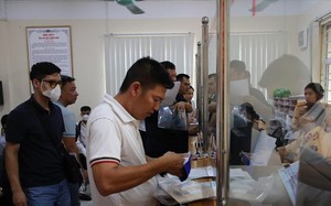 Bắt đầu định danh biển số xe: Xếp h&agrave;ng d&agrave;i sang t&ecirc;n &ocirc; t&ocirc; trước 15/8