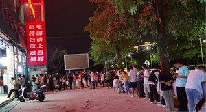 Cảnh tượng sinh vi&ecirc;n xếp h&agrave;ng d&agrave;i cả trăm m&eacute;t mua b&aacute;nh h&uacute;t 14 triệu view, c&acirc;u chuyện đằng sau khiến nhiều người x&uacute;c động