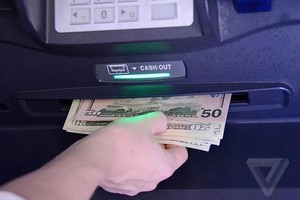 Chở cả túi tiền đến ATM gửi vào tài khoản, người đàn ông bị cảnh sát bắt ngay lập tức!