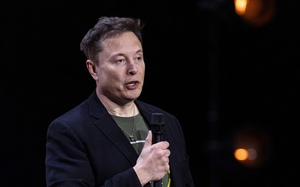 Elon Musk bị tố từng sống 