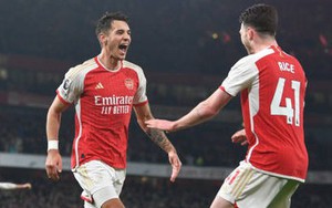 Sân Emirates sặc mùi thuốc pháo, Arsenal bám sát ngôi đầu