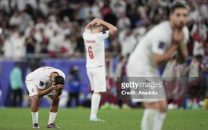 Tức giận vì thua đau, cầu thủ Iran gây chiến với CĐV đối phương, HLV tố trọng tài “huỷ hoại trận đấu”