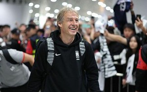 HLV Klinsmann bị NHM Hàn Quốc &apos;quây&apos;, ném vật thể lạ ở sân bay