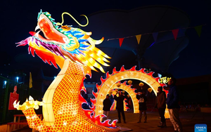 Đèn lồng hình rồng tỏa sáng rực rỡ khắp Trung Quốc chào đón Tết nguyên đán