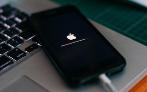 Chuyện lạ: Apple bất ngờ cho phép người dùng hạ cấp iOS