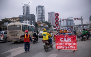 Hà Nội: Xe máy vẫn lên cầu vượt Mai Dịch bất chấp biển cấm