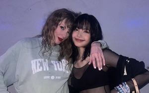 HOT: Lisa xả ảnh ôm Taylor Swift cực thân thiết tại hậu trường The Eras Tour, nhìn “Rắn Chúa” mồ hôi nhễ nhại mà thương!