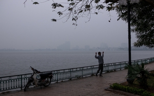 Hà Nội sáng nay: Ô nhiễm bủa vây, người dân tập thể dục trong không khí ở mức độc hại