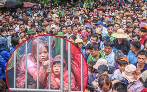 Trẻ em mệt bơ phờ, theo chân bố mẹ vượt biển người ngày khai hội Đền Hùng