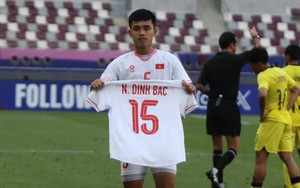 Xúc động hình ảnh cực cảm xúc của U23 Việt Nam, Nguyên Hoàng giơ áo động viên Đình Bắc đang chấn thương!