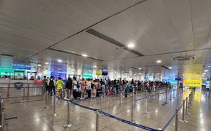Khung cảnh lạ ở sân bay Tân Sơn Nhất trong ngày đầu nghỉ lễ 30-4, 1-5